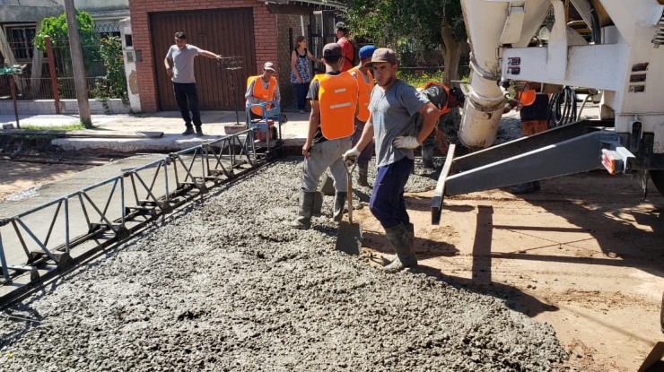 Intendente Watson supervisó la construcción de asfalto